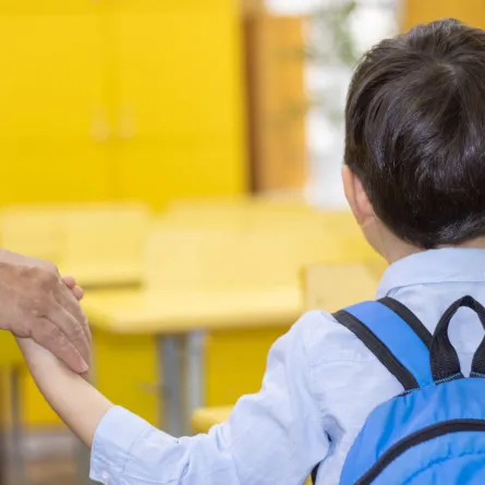 صورة لطفل وهو في طريقه إلى المدرسة