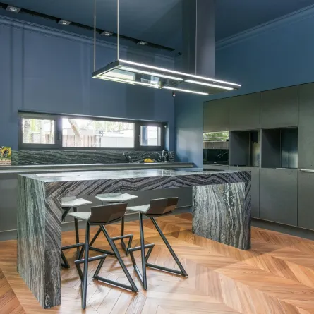 مطبخ فسيح مميز بديكوراته