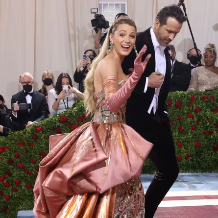 بليك ليفلي وريان رينولدز في متحف متروبوليتان للفنون في مدينة نيويورك (Blake Lively and Ryan Reynolds at The Metropolitan Museum of Art in New York City). مصدر الصورة: Taylor Hill/Getty Images