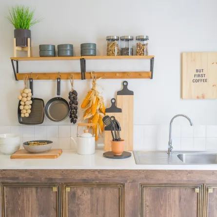 أرفف عائمة لتعليق الأواني والمقالي في المطبخ