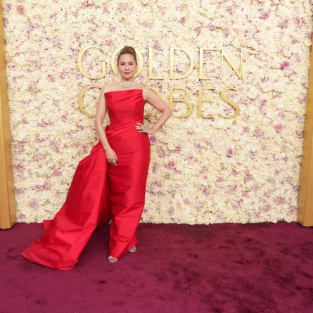 ريا أبي راشد خلال حفل توزيع جوائز غولدن غلوب82 في بيفرلي هيلز، كاليفورنيا (Raya Abirached during the 82nd Annual Golden Globes in Beverly Hills, California). مصدر الصورة: John Nacion/GG2025/Penske Media via Getty Images