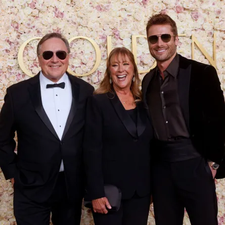 غلين باول ووالديه جلين باول الأب وسيندي باول في حفل توزيع جوائز جولدن جلوب السنوي الثاني والثمانين في بيفرلي هيلز، كاليفورنيا (Glen Powell and his parents Glen Powell Sr and Cyndy Powell at the 82nd annual Golden Globe Awards in Beverly Hills, California). مصدر الصورة: Etienne LAURENT / AFP