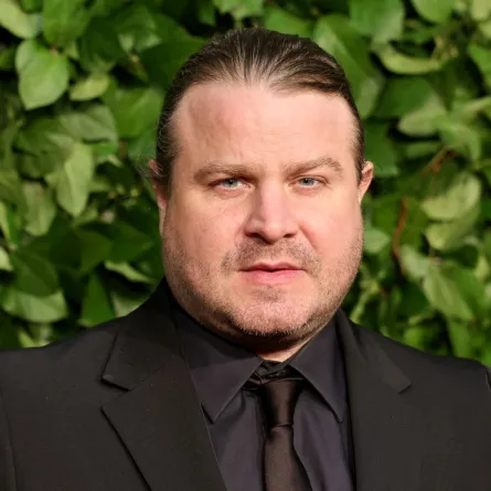 برادي كوربيت في حفل توزيع جوائز جوثامز السينمائية السنوي الرابع والثلاثين في سيبرياني وول ستريت في مدينة نيويورك (Brady Corbet at The Gothams 34th Annual Film Awards at Cipriani Wall Street in New York City). مصدر الصورة: Theo Wargo/Getty Images/AFP