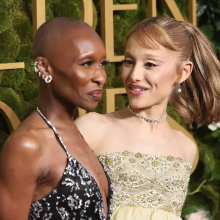 أريانا غراندي و سينثيا إريفو- Ariana Grande Cynthia Erivo arrive for the 82nd annual Golden Globe Awards. مصدر الصورة: Etienne Laurent / AFP