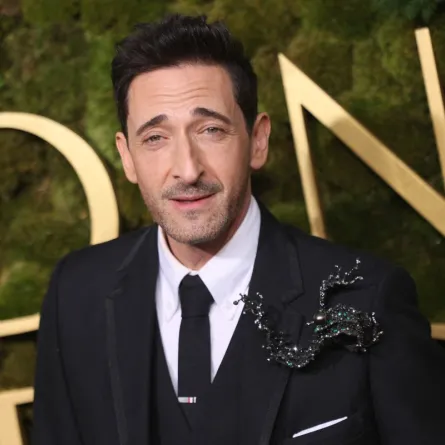 أدريان برودي في حفل توزيع جوائز غولدن غلوب 2025 ( Adrien Brody at the 2025 Golden Globe Awards ). مصدر الصورة: Etienne Laurent / AFP