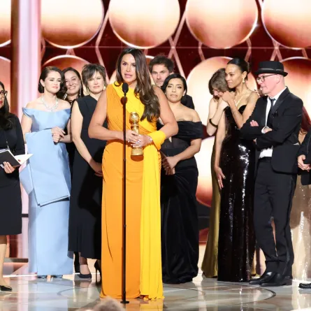 كارلا صوفيا جاسكون تفوز بجائزة أفضل فيلم موسيقي أو كوميدي عن فيلم "إميليا بيريز" خلال حفل توزيع جوائز جولدن جلوب السنوي الثاني والثمانين في بيفرلي هيلز، كاليفورنيا (Karla Sofía Gascón wins Best Motion Picture Musical or Comedy for "Emilia Pérez" during the 82nd Annual Golden Globes in Beverly Hills, California). مصدر الصورة: Rich Polk/GG2025/Penske Media via Getty Images