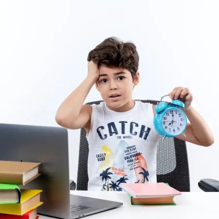 صورة لتلميذ يبدو متأخرًا في دروسه