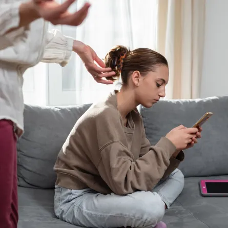 صورة لمراهقة منشغلة بالجوال