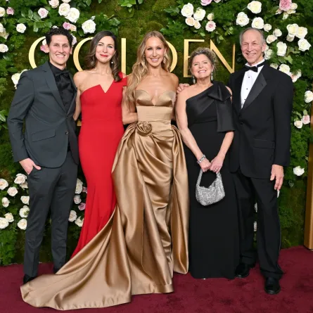لورين جرين، نيكي جلاسر، جولي جلاسر، إدوارد جيه جلاسر، والضيوف يحضرون حفل توزيع جوائز غولدن غلوب السنوي الثاني والثمانين BEVERLY HILLS, CALIFORNIA - JANUARY 05: (2nd L-R) Lauren Green, Nikki Glaser, Julie Glaser, Edward J. Glaser, and guest attend the 82nd Annual Golden Globe Awards at The Beverly Hilton on January 05, 2025 in Beverly Hills, California. (Photo by Axelle/Bauer-Griffin/FilmMagic)