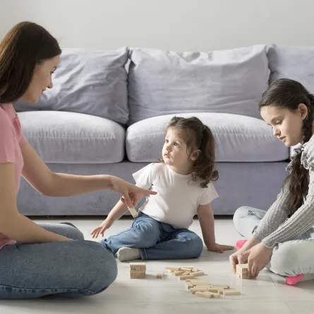 صورة لأم مع أطفالها