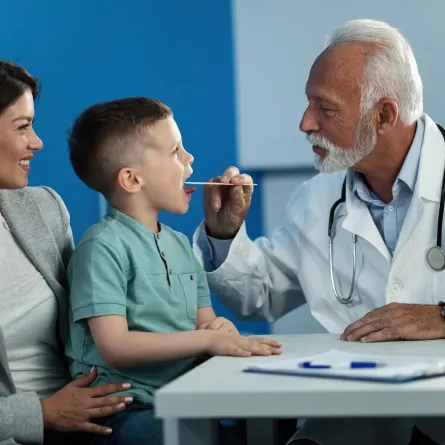 صورة لطبيب يفحص طفلاً