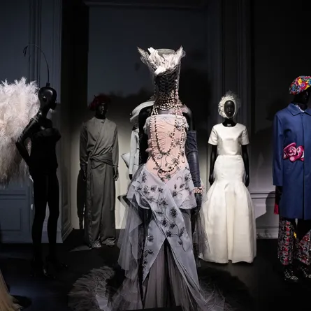 من معرض صانع القبعات البريطاني ستيفن جونز Stephen Jones, Chapeaux d’Artiste، في متحف Palais Galleria، في باريس، أكتوبر 2024 (مصدر الصورة: Julien De Rosa / AFP)