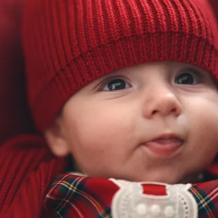 صورة لطفل يرتدي ملابس الشتاء