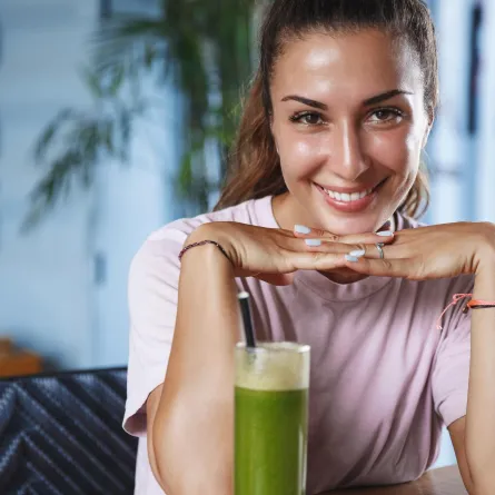 العصير الأخضر هو أحد أفضل أنواع المشروبات الصحية Image By Freepik