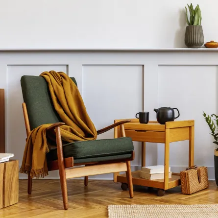 أثاث مستعمل ومرمم في غرفة المعيشة