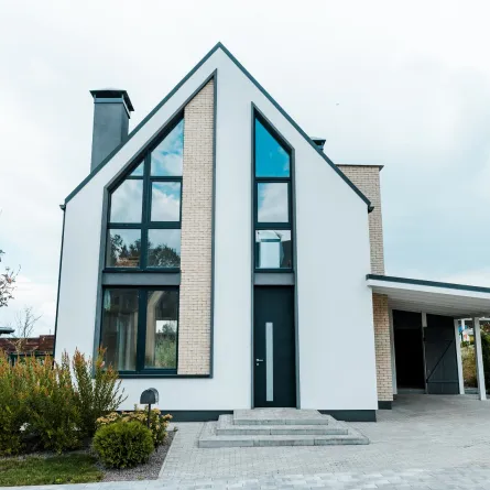 واجهة منزل فخم، مع حضور نوافذ عدة 