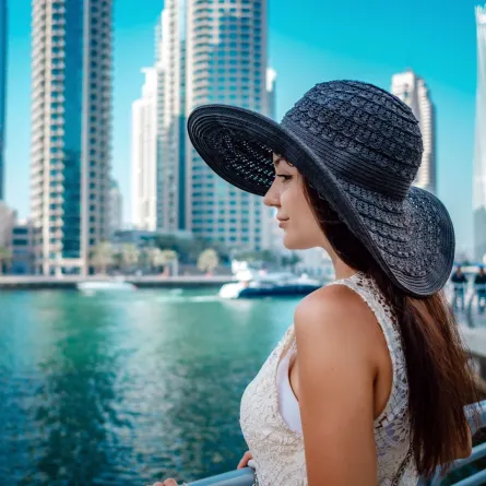 سائحة تطل على مرسي دبي