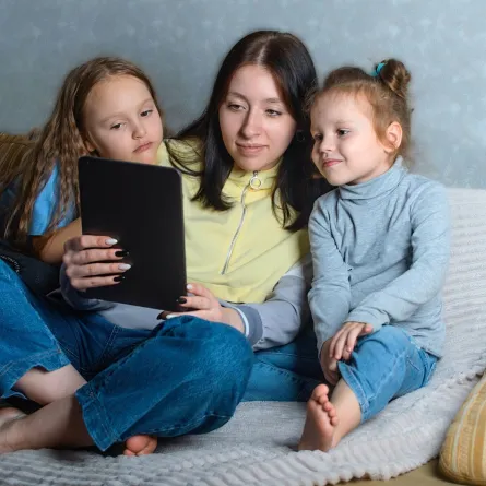 صورة ام تقرا القصص