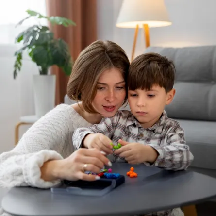 صورة لأم تدعم طفلها