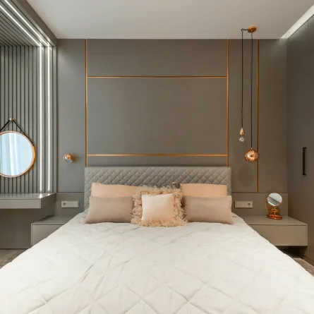 غرفة نوم معاصرة تتضمن طاولة زينة