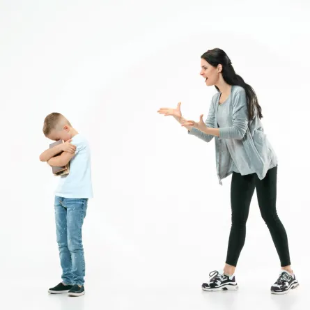 صورة لأم تعامل طفلها بطريقة سيئة