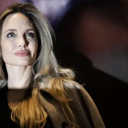 أنجلينا جولي تحضر جلسة التصوير الخاصة بفيلم Without Blood خلال مهرجان تورينو السينمائي الثاني والأربعين (Angelina Jolie attends the photocall of the movie "Without Blood" during the 42nd Torino Film Festival). مصدر الصورة: MARCO BERTORELLO / AFP