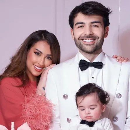 فرح الهادي وعقيل الرئيسي وأبنهما آدم - الصورة من حساب فرح على إنستغرام