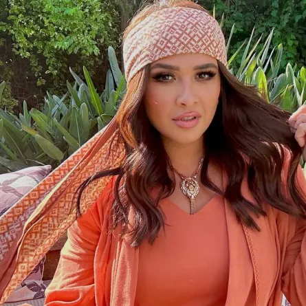 ياسمين عبد العزيز في يوم ميلادها نجمة الاطلالات الجمالية بلمسات حيوية