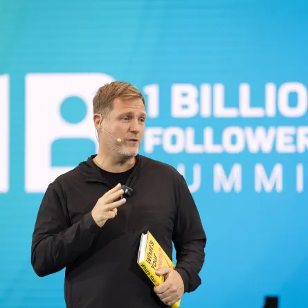 البريطاني سايمون سكويب. الصورة من wam