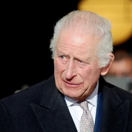 الملك تشارلز في حفل استقبال بقاعة مدينة والثام فورست في لندن ( King Charles at a reception at Waltham Forest Town Hall in London). مصدر الصورة:  Mina Kim / POOL / AFP