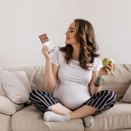 صورة لحامل تلتهم الحلوى