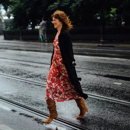 البوت الطويل مع الفستان الميدي - الصورة من Launchmetrics/Spotlight ©