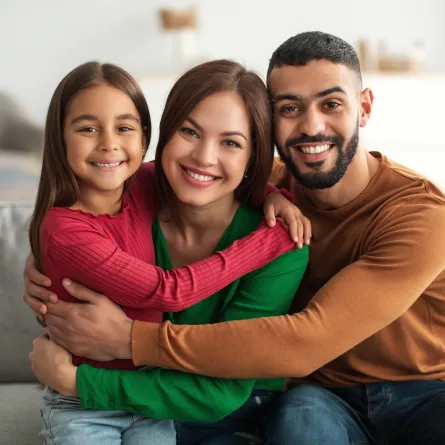 صورة لطفلة تحتضن والدتها