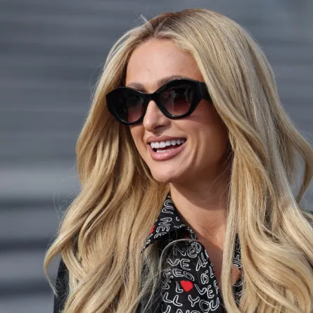 باريس هيلتون أمام مبنى الكابيتول الأمريكي في واشنطن العاصمة ( Paris Hilton in front of the US Capitol Building in Washington, DC ). مصدر الصورة: CHIP SOMODEVILLA / GETTY IMAGES NORTH AMERICA / Getty Images via AFP