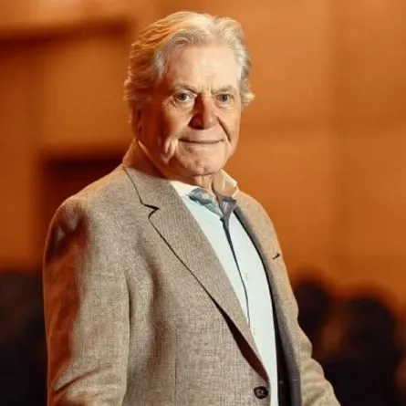 حسين فهمي الصورة من حسابه الرسمي على إنستغرام