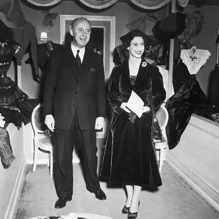 المصمم كريستيان ديور مع الأميرة البريطانية مارغريت- (مصدر الصورة Getty Images)