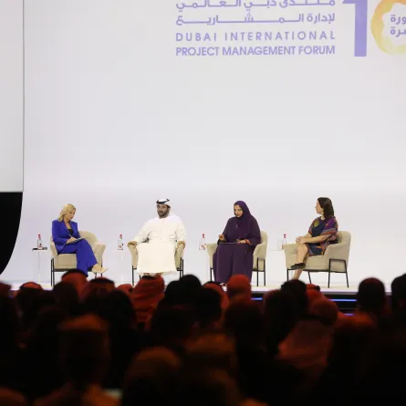جلسة حوارية من منتدى دبي العالمي لإدارة المشاريع بمشاركة د. عائشة بن بشر  - تصوير محمد فوزي