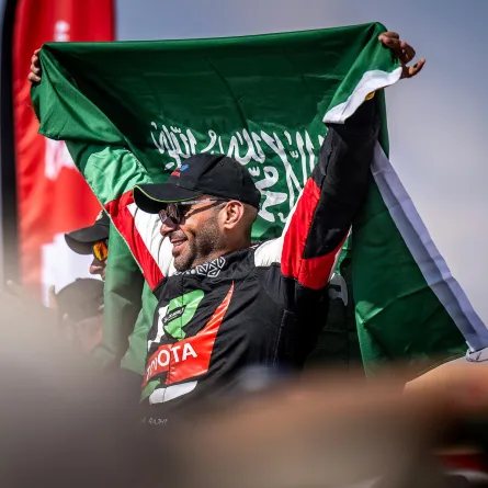 يزيد الراجحي يصنع التاريخ كأول متسابق سعودي يحقق لقب رالي دكار الصورة من واس