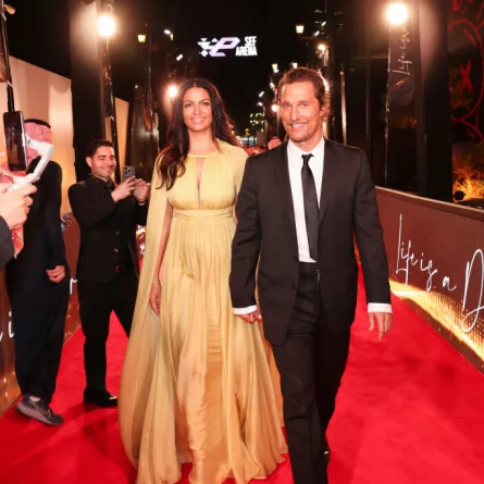 الثنائي النجم ماثيو مكوناهي وكاميلا ألفيس حفل Life Is A Dream  في الرياض (مصدر الصورة  Darren Arthur/Getty Images for GEA)