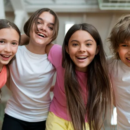  صورة لعدد من الصديقات