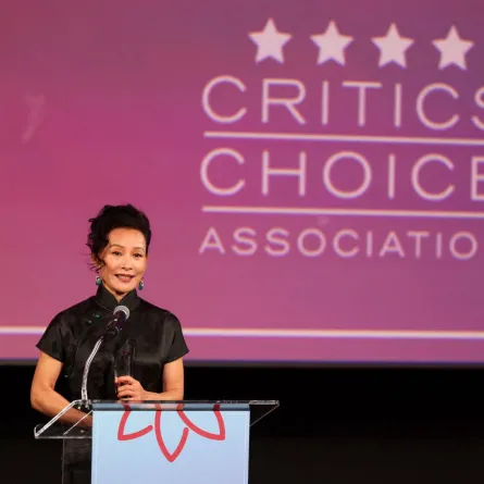 جوان تشين، الحائزة على جائزة الإنجاز المهني في مسرح هوليوود المصري في لوس أنجلوس، كاليفورنيا (Joan Chen at The Egyptian Theatre Hollywood in Los Angeles, California). مصدر الصورة: Matt Winkelmeyer/Getty Images for Critics Choice Association/AFP