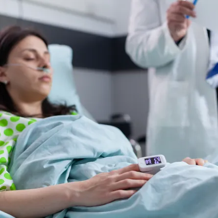 امرأة ترقد في المشفى-المصدرfreepik