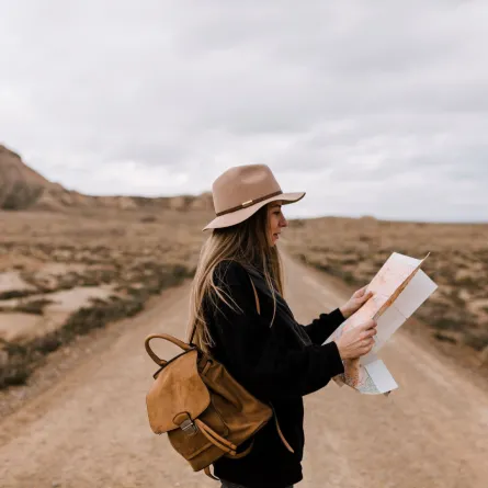 مسافرة تتفحص خريطة الرحلة