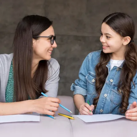 صورة لأم تتحاور مع ابنتها المراهقة