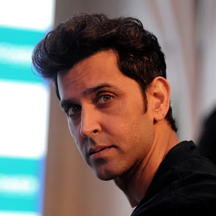هريثيك روشان ينظر خلال حدث ترويجي في مومباي ( Hrithik Roshan looks on during a promotional event in Mumbai)- مصدر الصورة:STRINGER / AFP
