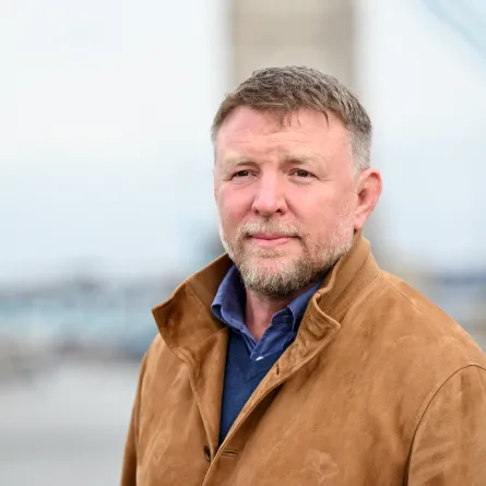 غاي ريتشي في جلسة التصوير في لندن ( Guy Ritchie at a photo shoot in London ). مصدر الصوة: Kate Green / GETTY IMAGES NORTH AMERICA / Getty Images via AFP