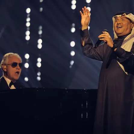 محمد عبده وأندريا بوتشيلي يتشاركان الغناء - الصورة من المركز الإعلامي لمجموعة MBC