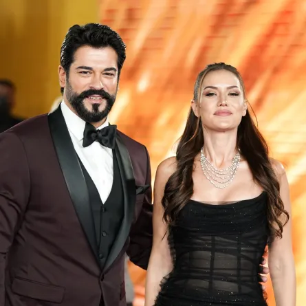 بوراك أوزجيفيت وفاهرية أفجين في حفل Joy Awards في الرياض، المملكة العربية السعودية (Burak Özçivit and Fahriye Evcen at Joy Awards in Riyadh, Saudi Arabia). مصدر الصورة: Amal Alhasan/Getty Images for GEA