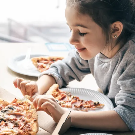 صورة لطفلة تتناول الطعام