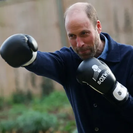 الأمير ويليام في جلسة ملاكمة أثناء زيارته لسنتربوينت (  Prince William in a boxing session during his visit to Centrepoint). مصدر الصورة:  Hannah McKay / POOL / AFP